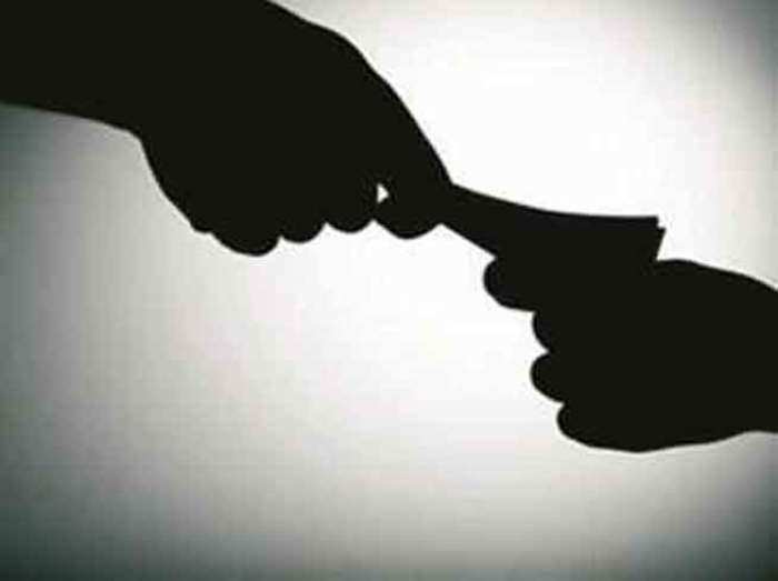 घूस दिन खोज्ने मकवानपुरका स्यान्तान पक्राउ घूस दिन खोज्ने मकवानपुरका स्यान्तान पक्राउ