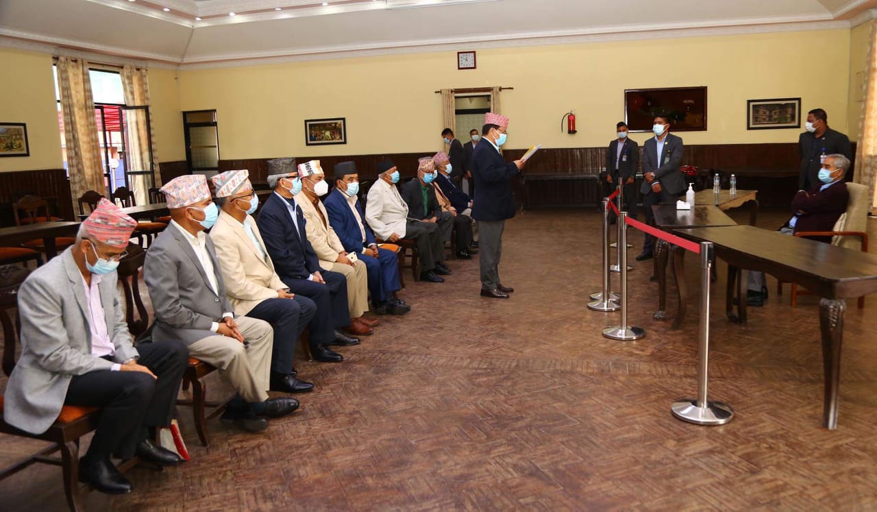 ज्ञापनपत्र बोकेर पूर्वआईजीपीहरु बालुवाटारमा ज्ञापनपत्र बोकेर पूर्वआईजीपीहरु बालुवाटारमा