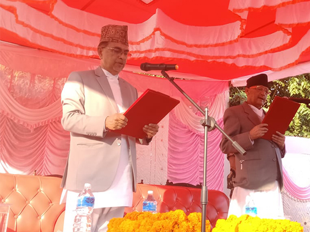 बागमतीका नवनियुक्त मुख्यमन्त्री र तीन मन्त्रीहरुले लिए शपथ बागमतीका नवनियुक्त मुख्यमन्त्री र तीन मन्त्रीहरुले लिए शपथ