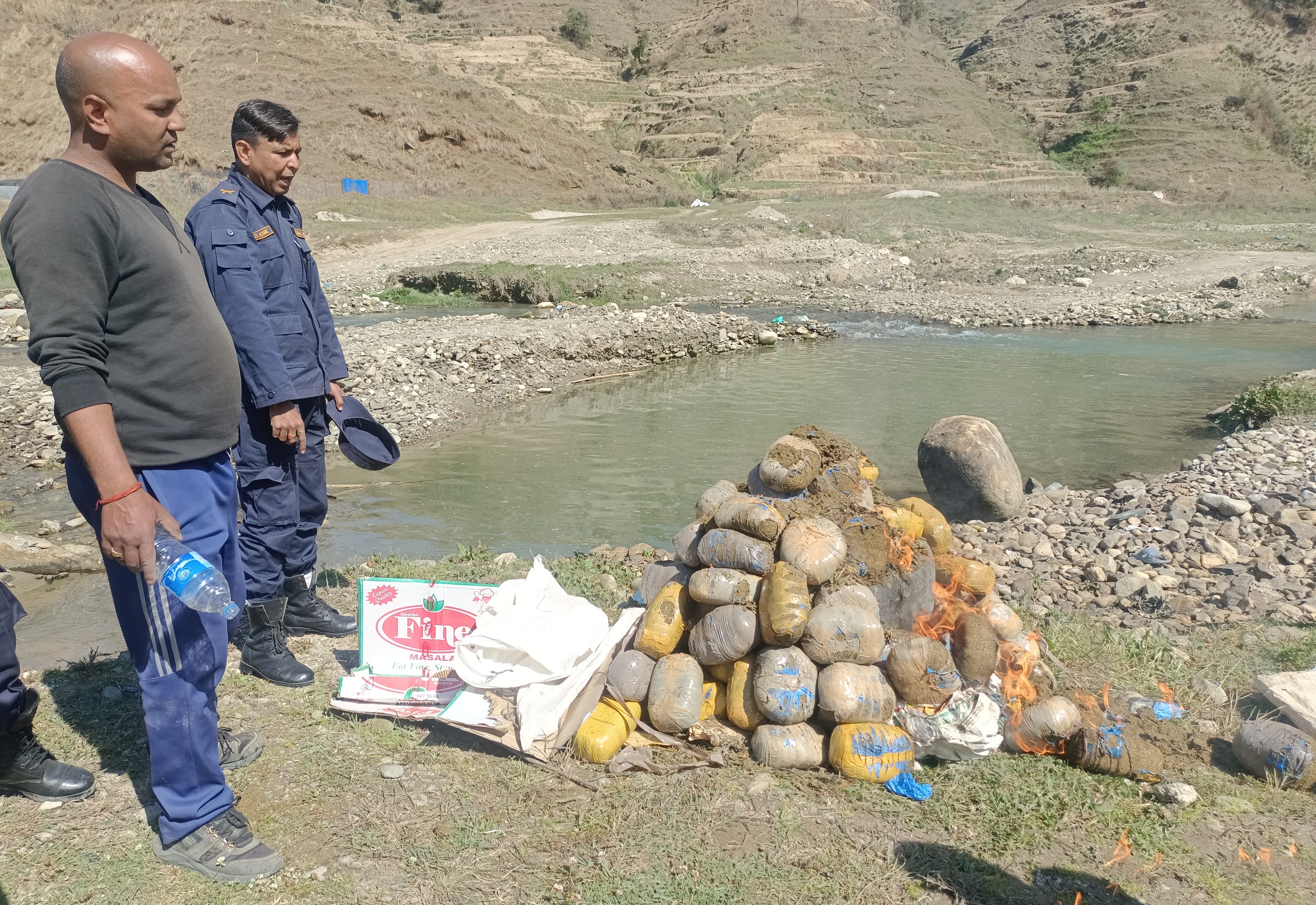 पालुङ प्रहरीद्वारा १०८ किलो गाँजा जलाएर नष्ट