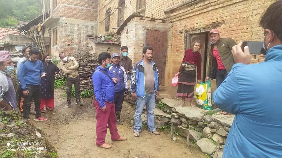 विपन्न परिवारलाई वाईसीएलको खाद्यान्न सहयोग विपन्न परिवारलाई वाईसीएलको खाद्यान्न सहयोग