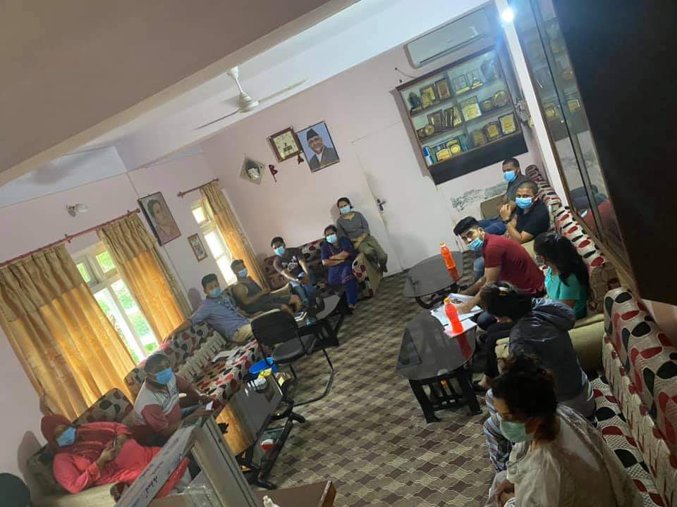 उपमेयर कै चेम्बरमा लुकिछिपी कोरोना खोप लगाउँदै उपमेयर कै चेम्बरमा लुकिछिपी कोरोना खोप लगाउँदै