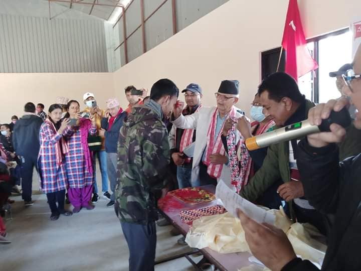 विभिन्न पार्टी परित्याग गरि १०५ जना एमालेमा प्रवेश विभिन्न पार्टी परित्याग गरि १०५ जना एमालेमा प्रवेश