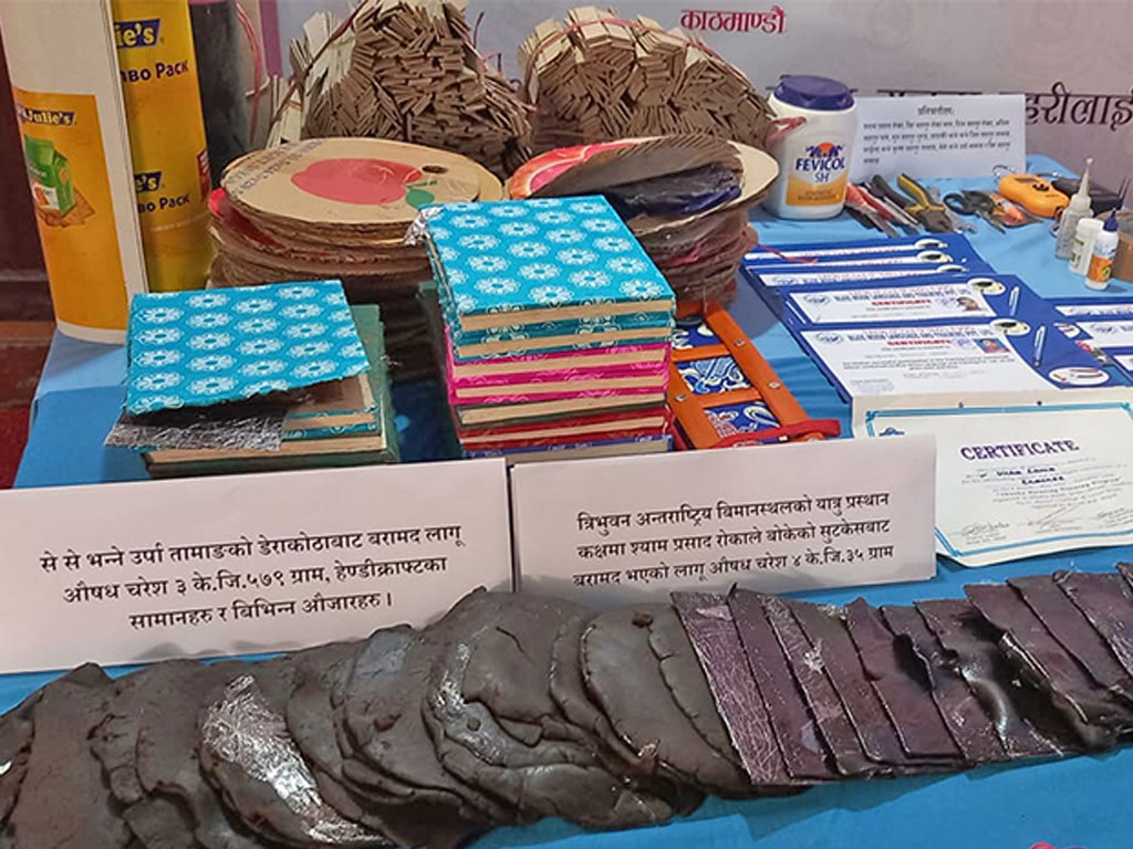 हस्तकलाका सामानभित्र चरेस, ९ जना पक्राउ हस्तकलाका सामानभित्र चरेस, ९ जना पक्राउ