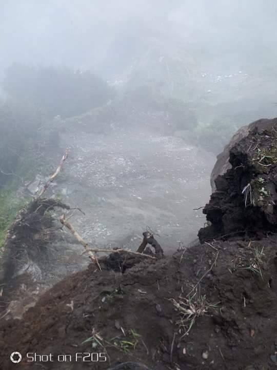 धादिङमा पहिरोले डोजर पुर्दा दुई जना बेपत्ता