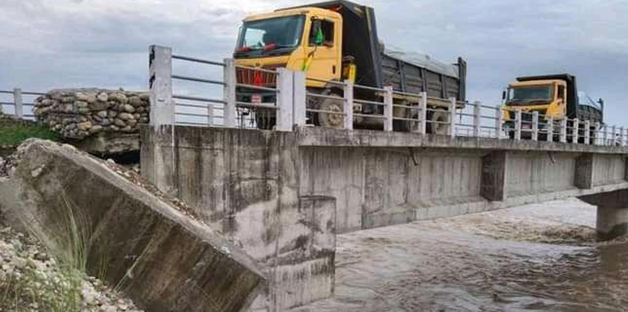 भासियो टीकापुर र राजापुर जोड्ने सत्ती पुल भासियो टीकापुर र राजापुर जोड्ने सत्ती पुल