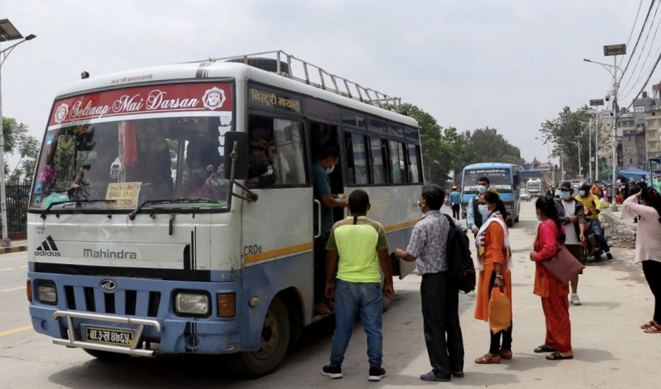 सार्वजनिक यातायात खुलेको पहिलो दिन यात्रुको भिड सार्वजनिक यातायात खुलेको पहिलो दिन यात्रुको भिड