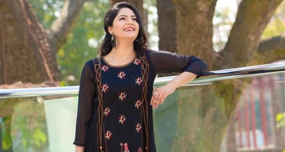 वर्षा लेख्छिन्, ‘नेतालाई पढाउने तालिम केन्द्रको लागि पनि बजेट छुट्याउनु पर्छ’ वर्षा लेख्छिन्, ‘नेतालाई पढाउने तालिम केन्द्रको लागि पनि बजेट छुट्याउनु पर्छ’