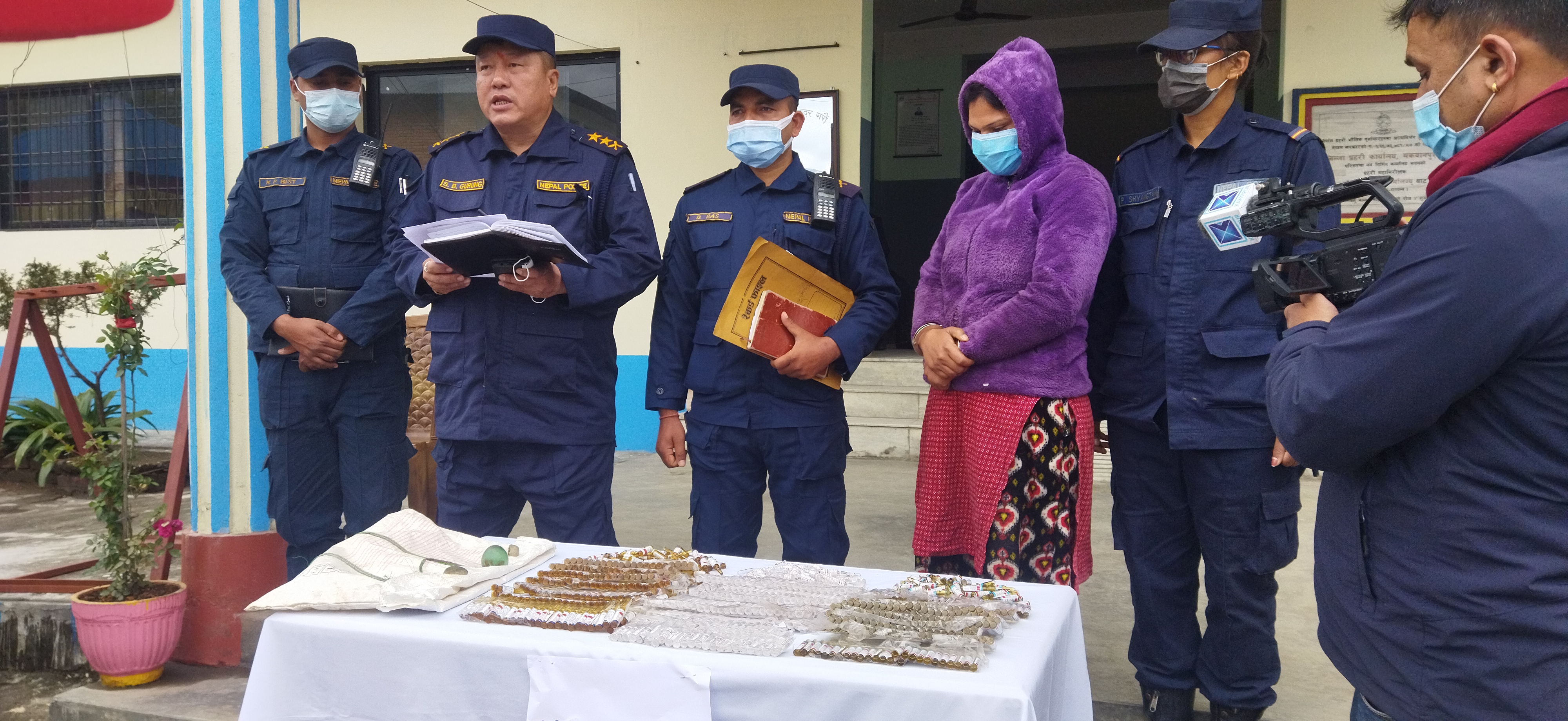 ७९८ एम्पुल लागूऔषधसहित १ जना महिला पक्राउ ७९८ एम्पुल लागूऔषधसहित १ जना महिला पक्राउ