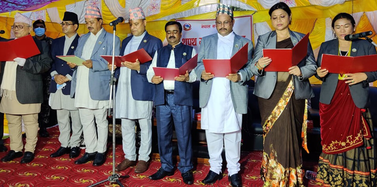 लुम्बिनी प्रदेशका मुख्यमन्त्री केसीले लिए शपथ, ७ सदस्यीय मन्त्रीपरिषद गठन लुम्बिनी प्रदेशका मुख्यमन्त्री केसीले लिए शपथ, ७ सदस्यीय मन्त्रीपरिषद गठन