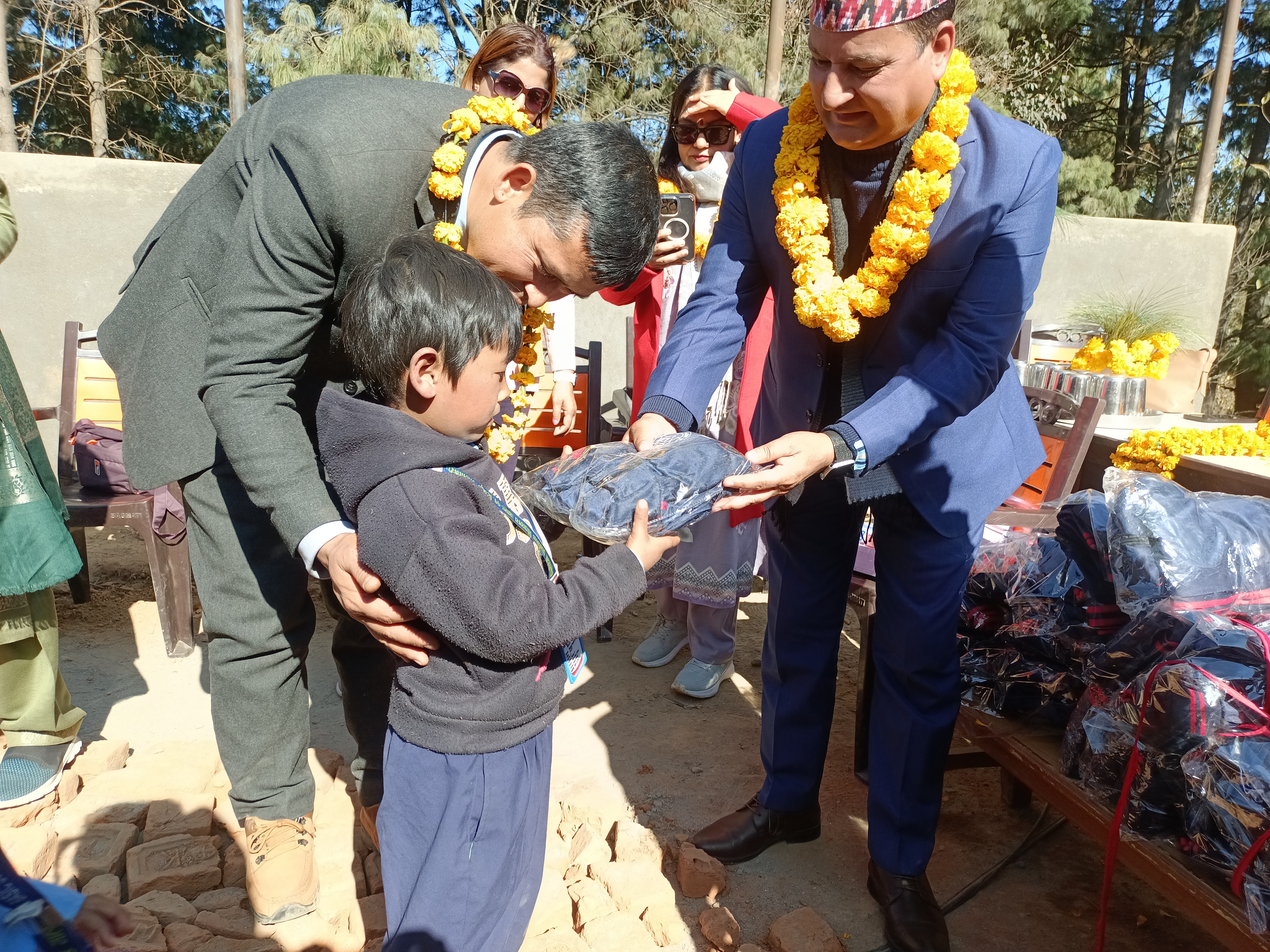 लायन्सद्वारा थाहाका दुई विद्यालयका विद्यार्थीलाई न्यानो कपडा वितरण