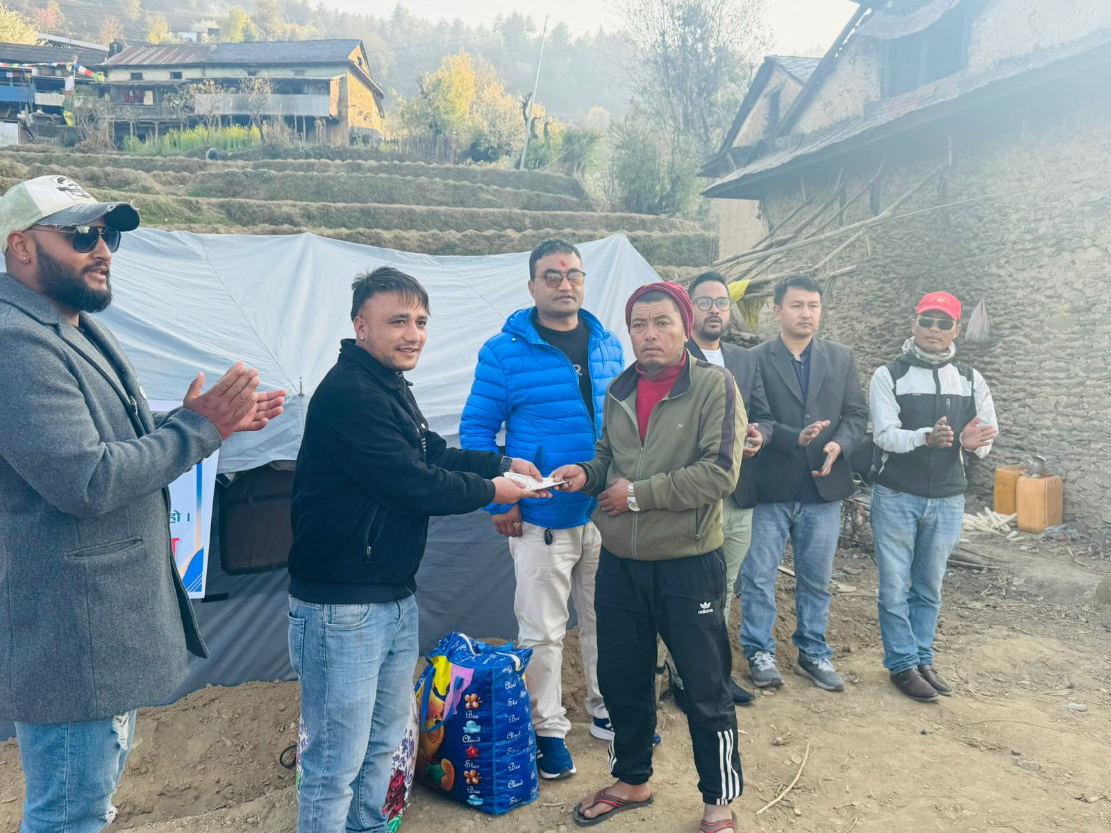 प्रधानले गरे अग्नि पीडितलाई नगद सहयोग