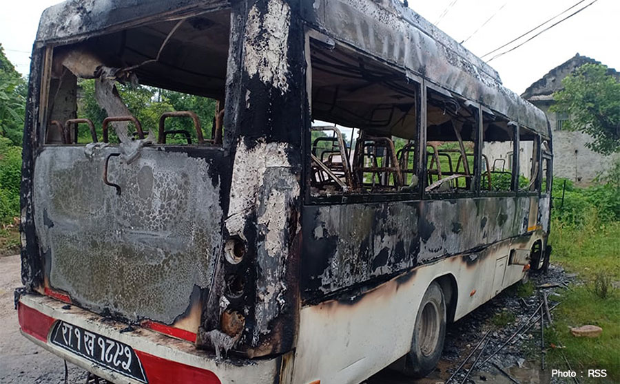 तुलसीपुरमा रोकिराखेको बसमा आगजनी तुलसीपुरमा रोकिराखेको बसमा आगजनी