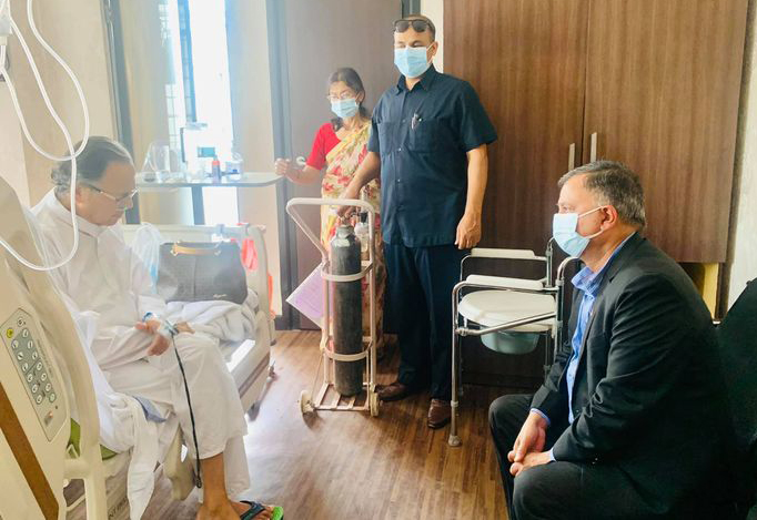 दिल्ली जानुअघि झलनाथले ईश्वर पोखरेललाई भन्नुभयो, ‘पार्टी मिलाउनुस् कमरेड’ दिल्ली जानुअघि झलनाथले ईश्वर पोखरेललाई भन्नुभयो, ‘पार्टी मिलाउनुस् कमरेड’