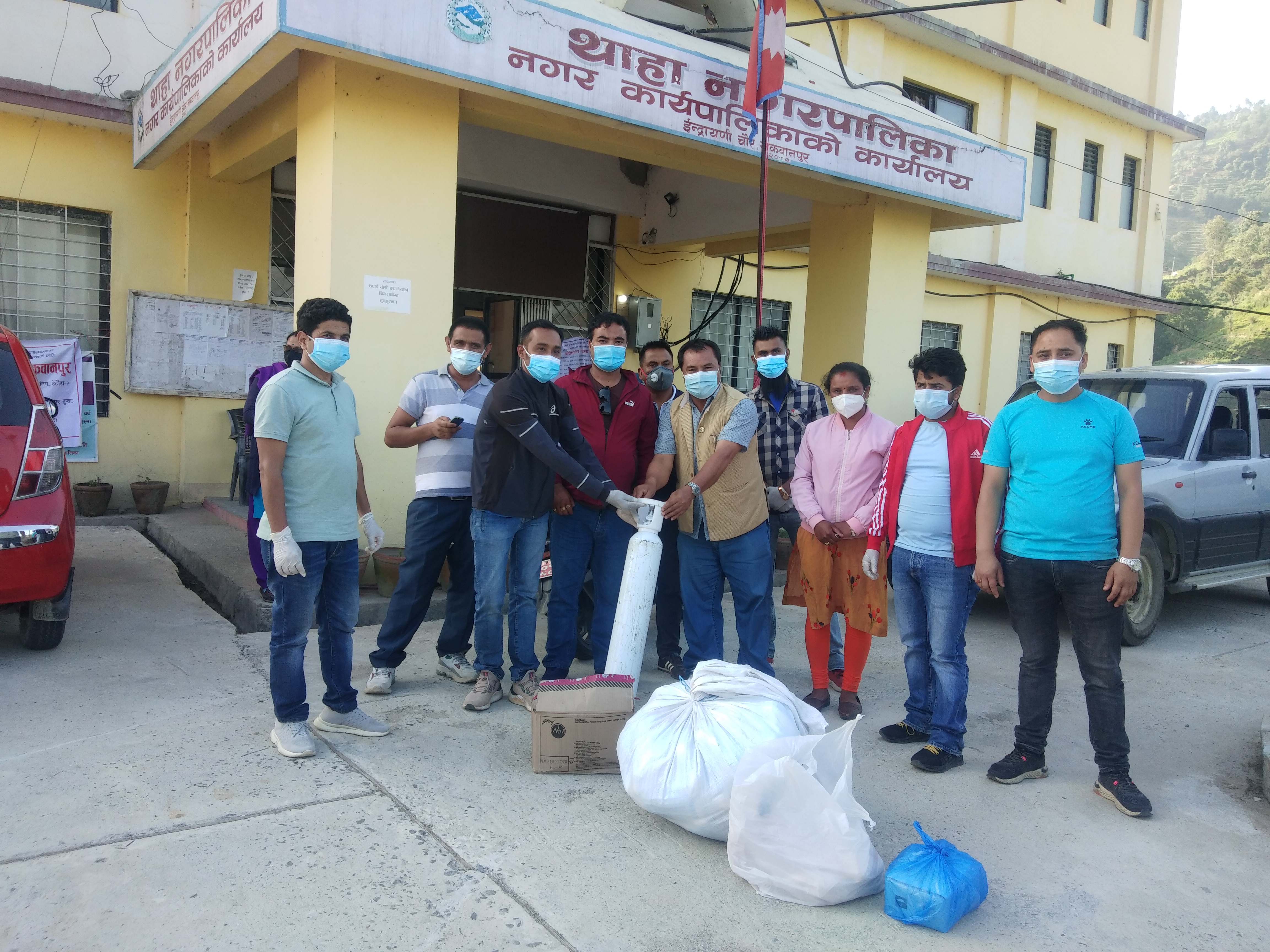 थाहा ८ का युवाहरुद्वारा स्वास्थ्य सामग्री हस्तान्तरण