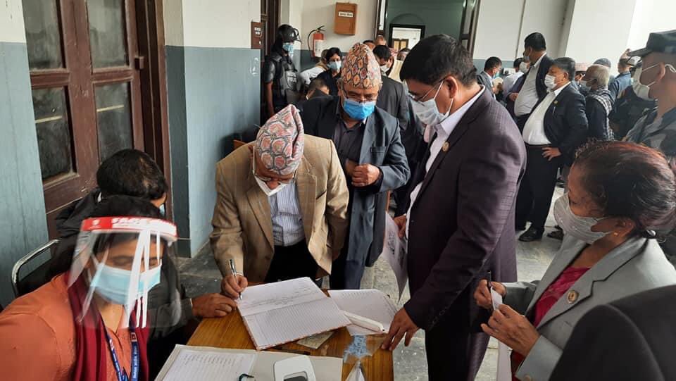 निर्वाचन आयोगमा सकियो सांसद र केन्द्रीय सदस्यको सनाखत निर्वाचन आयोगमा सकियो सांसद र केन्द्रीय सदस्यको सनाखत