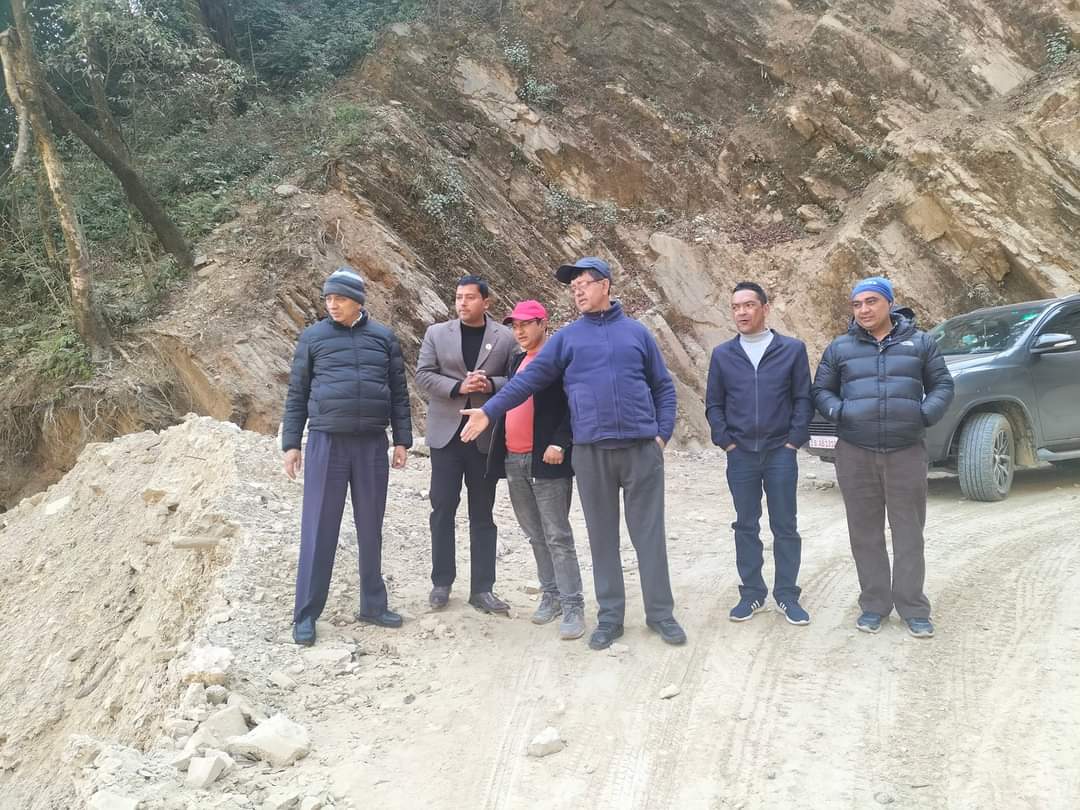 सांसद बर्तौलासहितको टोलीद्वारा चित्लाङ-थानकोट सडक अनुगमन