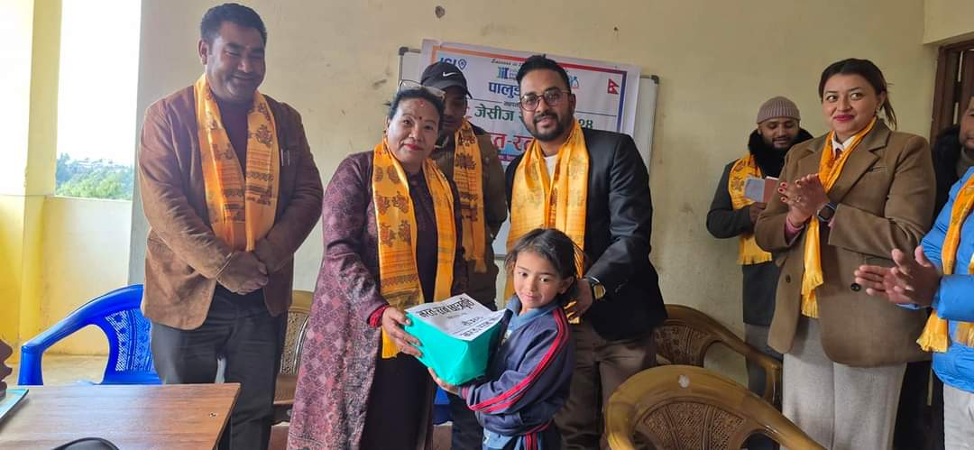 ॠषेश्वरका पाँच विद्यार्थीलाई छात्रवृत्ति वितरण