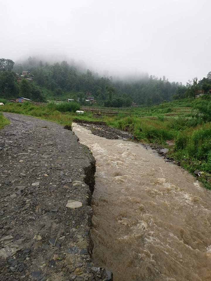 पहिरो कारण काठमाडौं जोड्ने सबै सडक मार्ग अवरुद्ध, थाहामा के के भयो ! पहिरो कारण काठमाडौं जोड्ने सबै सडक मार्ग अवरुद्ध, थाहामा के के भयो !