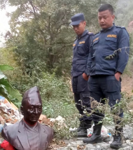 भीमफेदीमा अनावरण नहुँदै चोरिएको सालिक फेला पर्यो भीमफेदीमा अनावरण नहुँदै चोरिएको सालिक फेला पर्यो