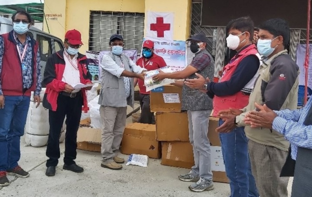 रेडक्रसद्वारा थाहानगरलाई स्वास्थ्य सामग्री हस्तान्तरण रेडक्रसद्वारा थाहानगरलाई स्वास्थ्य सामग्री हस्तान्तरण