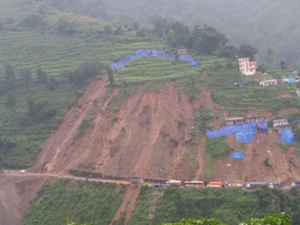 सिस्नेखोलामा पहिरोका कारण नौविसे—नागढुङ्गाको यातायात अवरुद्ध