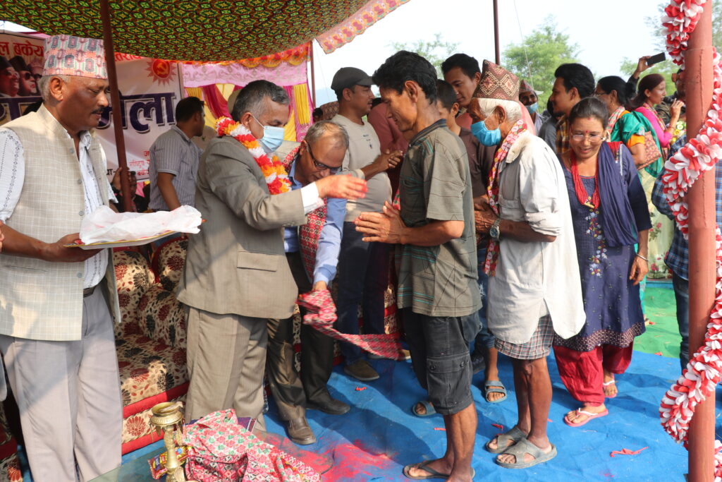 बकैयामा विभिन्न पार्टी परित्याग गर्दै २ सय ५८ जना एमालेमा प्रवेश बकैयामा विभिन्न पार्टी परित्याग गर्दै २ सय ५८ जना एमालेमा प्रवेश