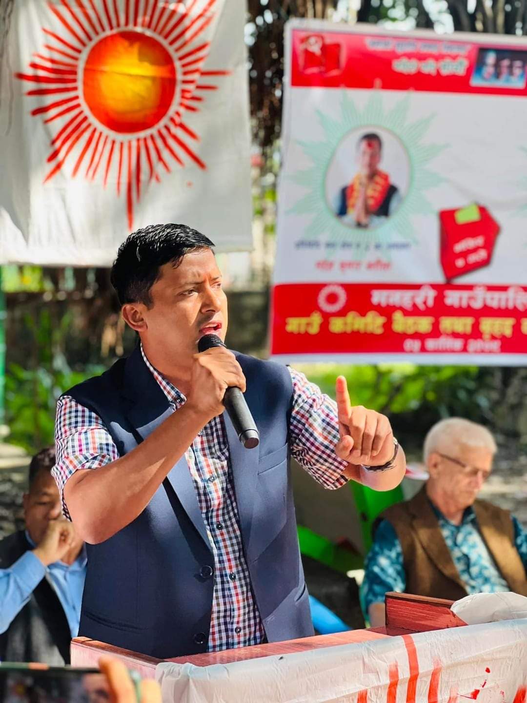 बिरोध खतिवडाको बदमासीमा महेश बर्तौलाले मागे माफी