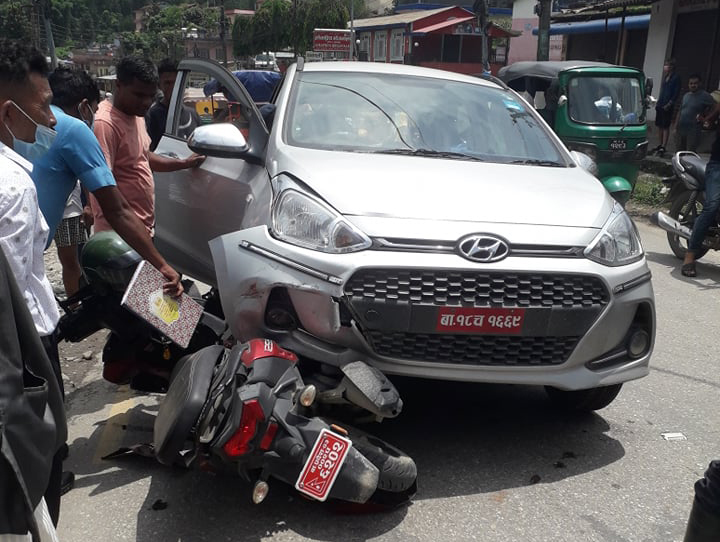 कार र स्कुटर ठोक्कियो