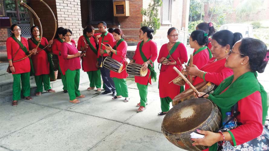 कर नतिर्नेको घर-आँगनमा आज काठमाडौं महानगरको पञ्चेबाजासहित नाचगान कर नतिर्नेको घर-आँगनमा आज काठमाडौं महानगरको पञ्चेबाजासहित नाचगान