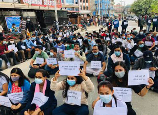 ‘हामी यहाँ छौँ भन्दै शाखा अधिकृत परीक्षार्थीहरू लोक सेवा आयोगको कार्यालयमा बसे धर्ना ‘हामी यहाँ छौँ भन्दै शाखा अधिकृत परीक्षार्थीहरू लोक सेवा आयोगको कार्यालयमा बसे धर्ना