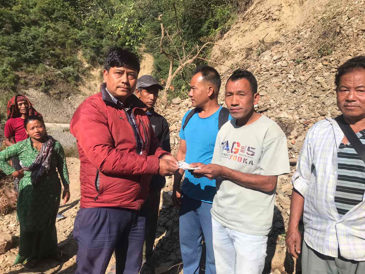 जन्मदिनको अवसरमा बाढी पीडितहरुलाई कर्माचार्यको सहयोग