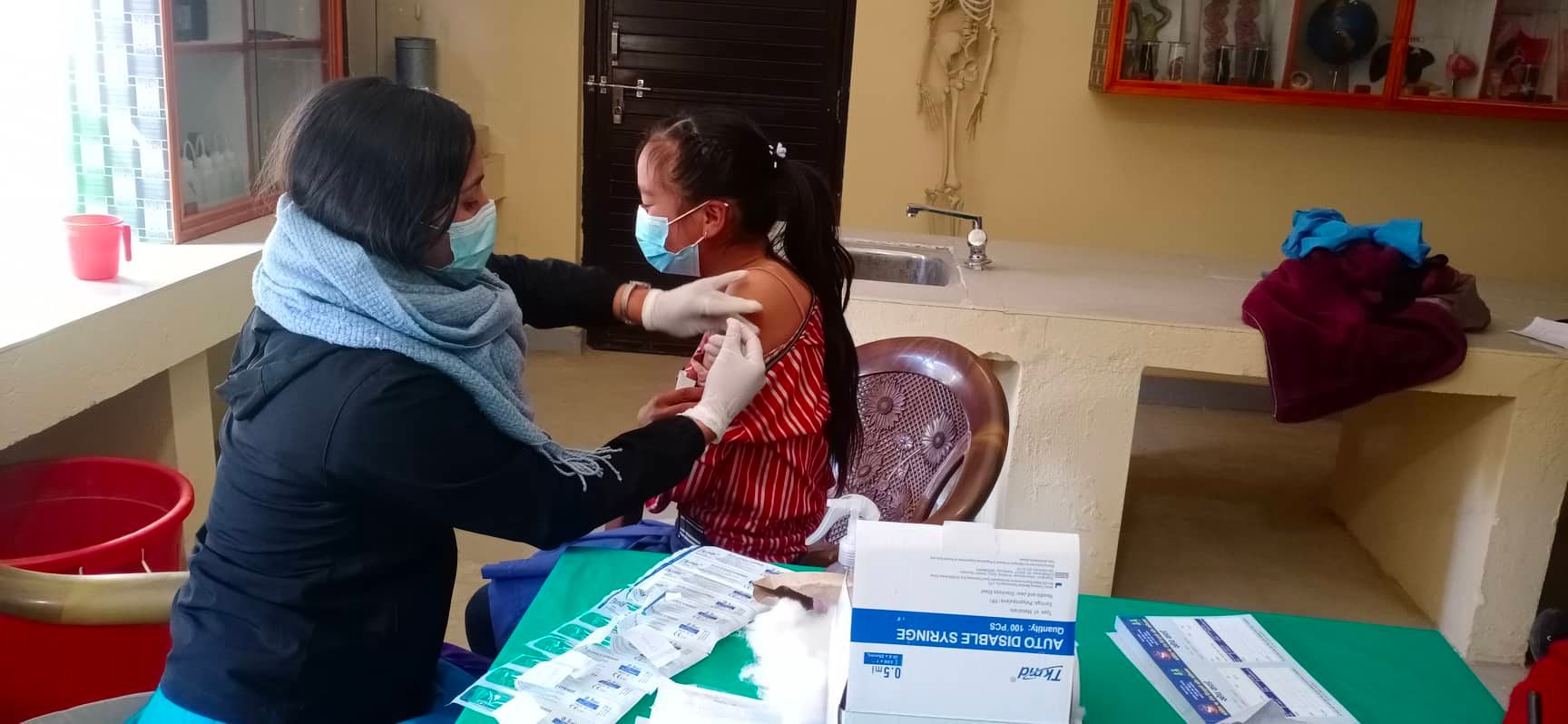 आजबाट थाहामा १२ देखि १७ वर्षका बालबालिकालाई कोरोनाविरुद्धको खोप लगाइँदै