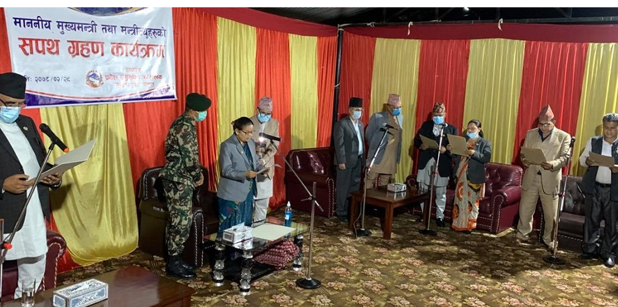 गण्डकी प्रदेशका नवनियुक्त मुख्यमन्त्रीसहित ५ जना मन्त्रीले लिनुभयो सपथ गण्डकी प्रदेशका नवनियुक्त मुख्यमन्त्रीसहित ५ जना मन्त्रीले लिनुभयो सपथ