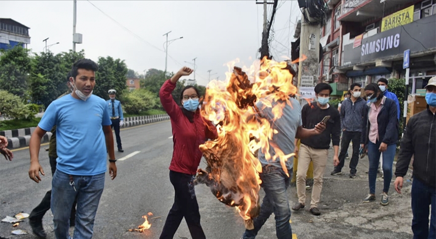 बानेश्वरमा राष्ट्रपति र प्रधानमन्त्रीको पुत्ला दहन बानेश्वरमा राष्ट्रपति र प्रधानमन्त्रीको पुत्ला दहन