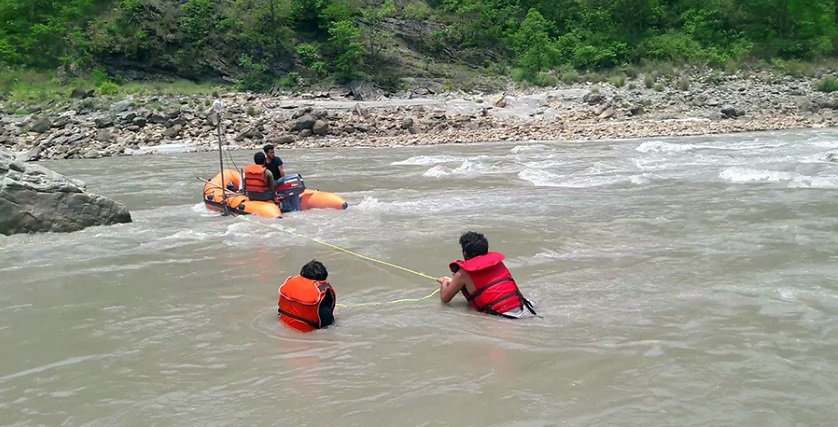 कर्णाली नदीमा डुंगा दुर्घटना हुँदा ३ जना बेपत्ता, एकको शव फेला पर्यो कर्णाली नदीमा डुंगा दुर्घटना हुँदा ३ जना बेपत्ता, एकको शव फेला पर्यो