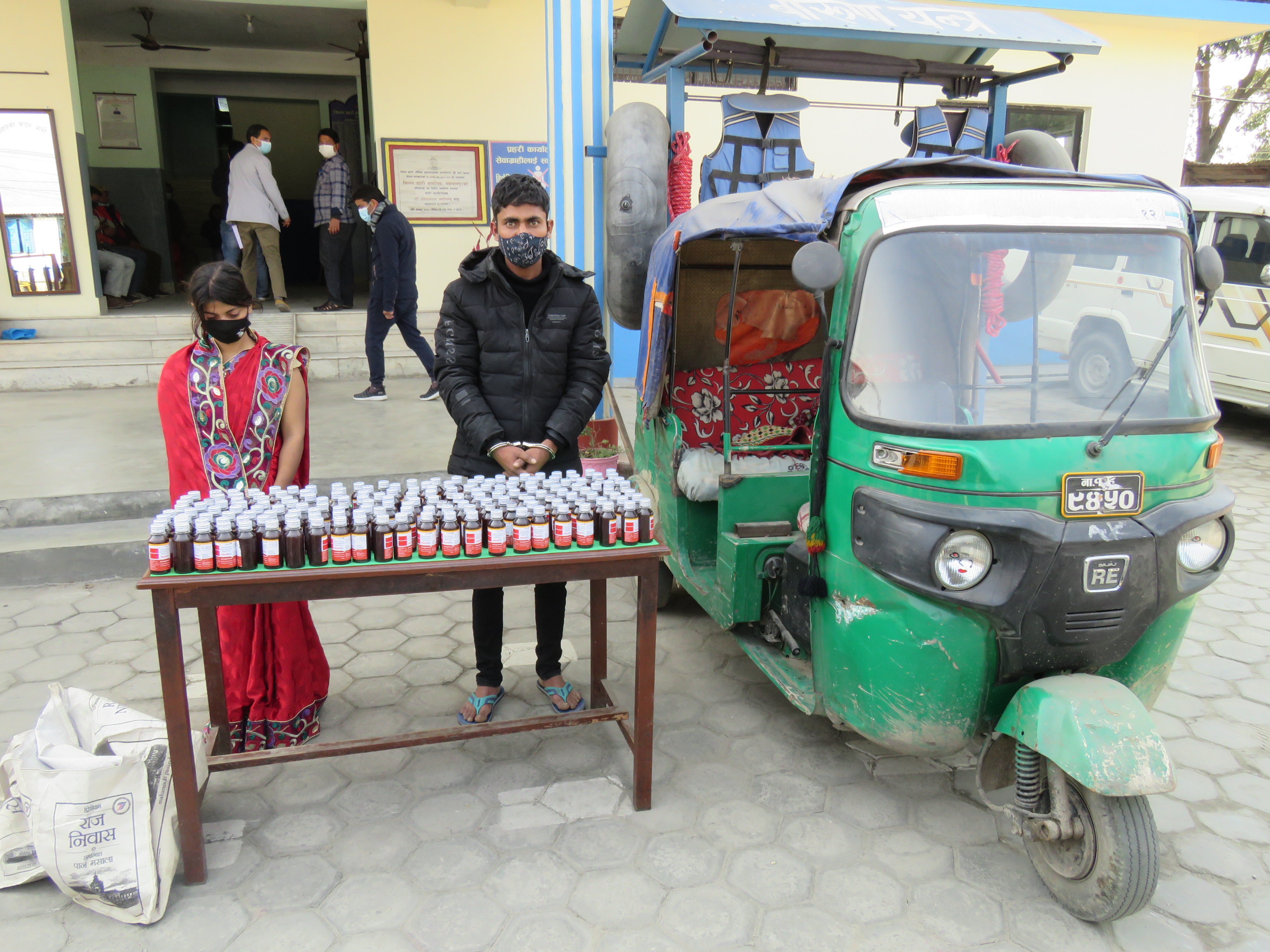 १७३ बोतल डायलेक्स डीसीसहित दुई जना भारतीय प्रहरी नियन्त्रणमा
