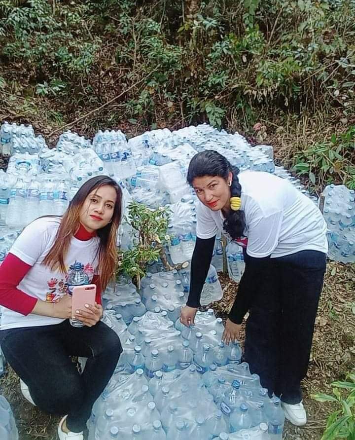 ऋषेश्वरका भक्तालुलाई नि:शुल्क पानी वितरण
