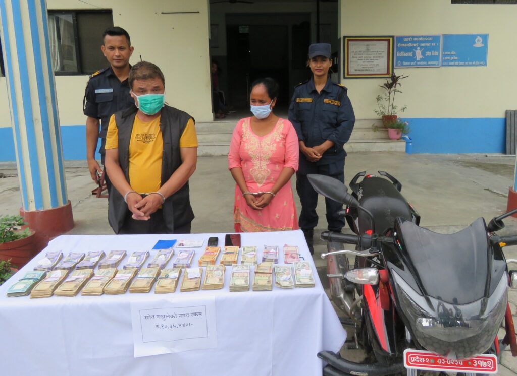 स्रोत नखुलेको दश लाखसहित दुई जना पक्राउ स्रोत नखुलेको दश लाखसहित दुई जना पक्राउ