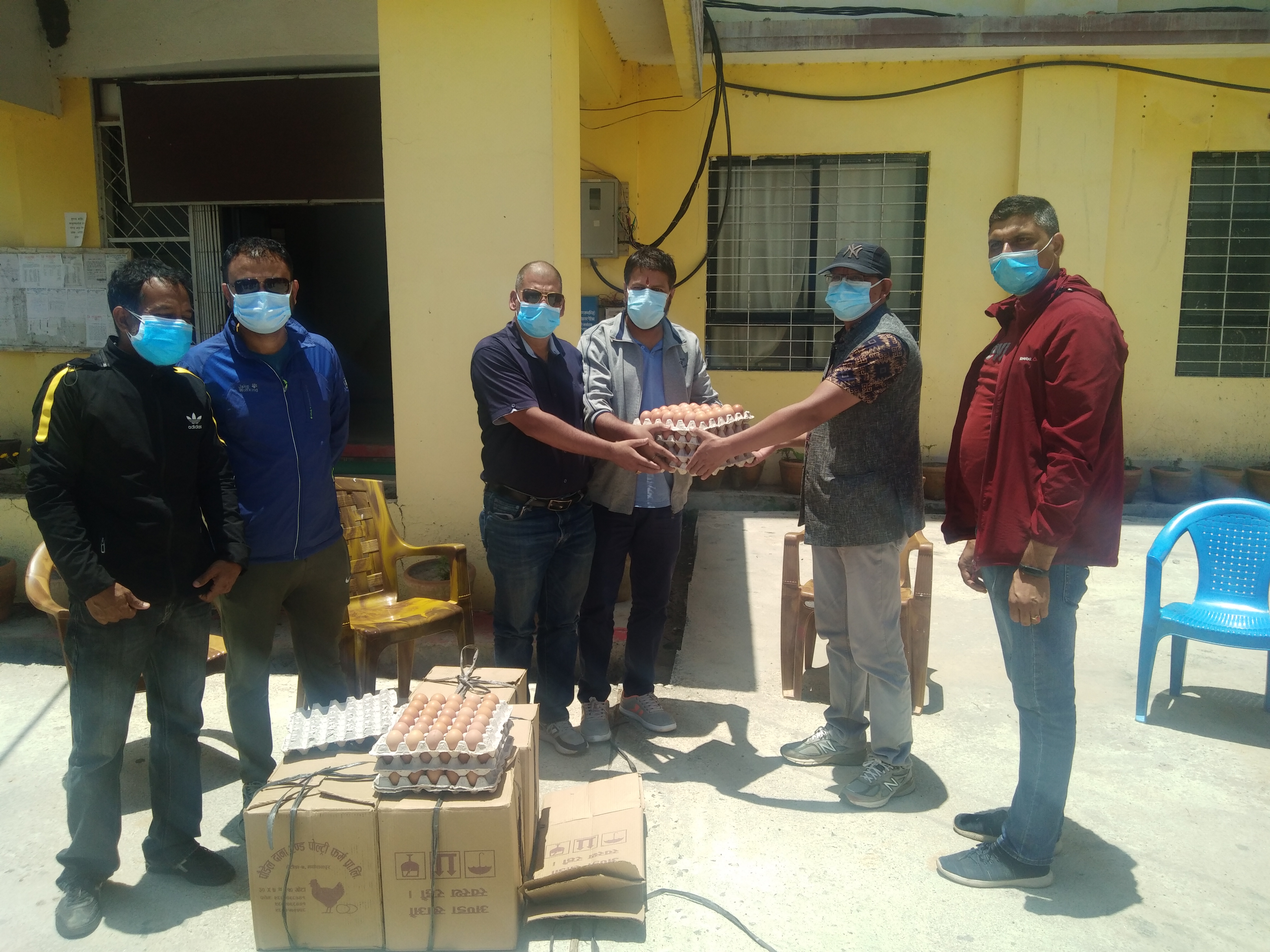 कुखुरा व्यवसायीद्वारा थाहालाई अण्डा वितरण